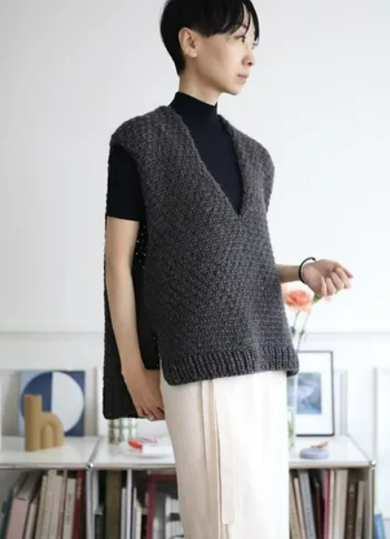 [Вяжи.ру, Рю Ямамуро] Жилет унисекс спицами из толстой пряжи Grid (2024)