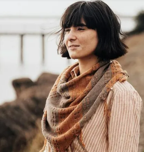 [Вяжи.ру] Шаль с полосками и кисточками спицами от одного края до другого Set Adrift (2025)